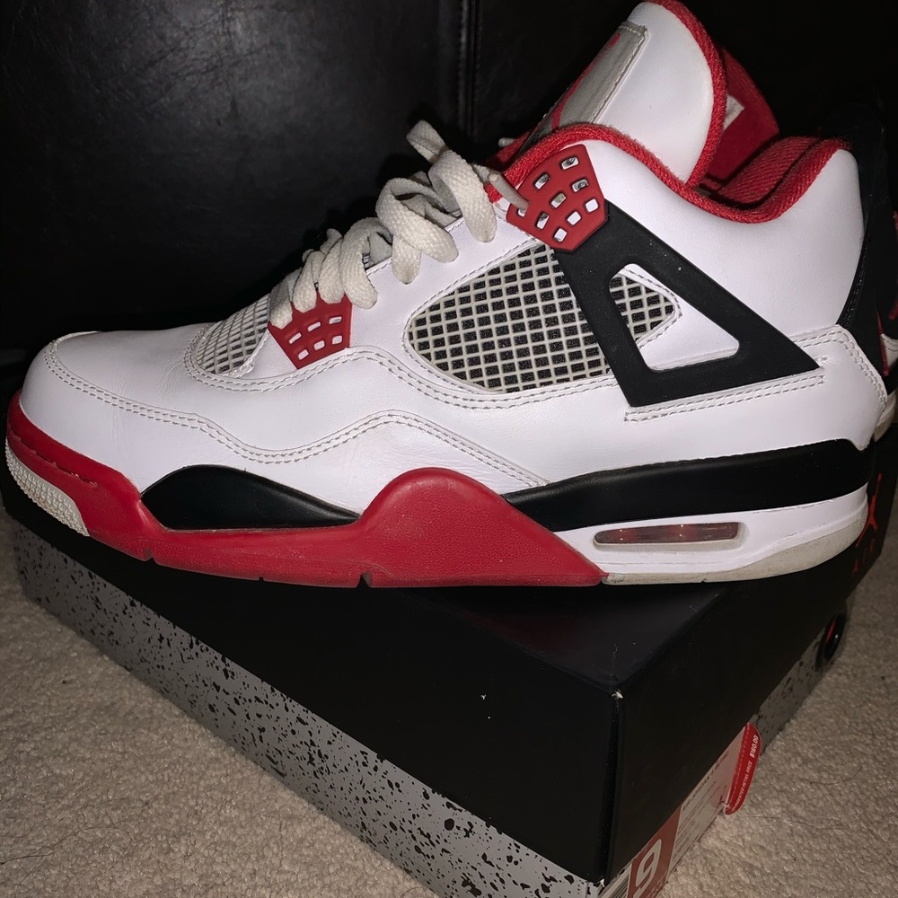 Air Jordan 4 Retro Size 9